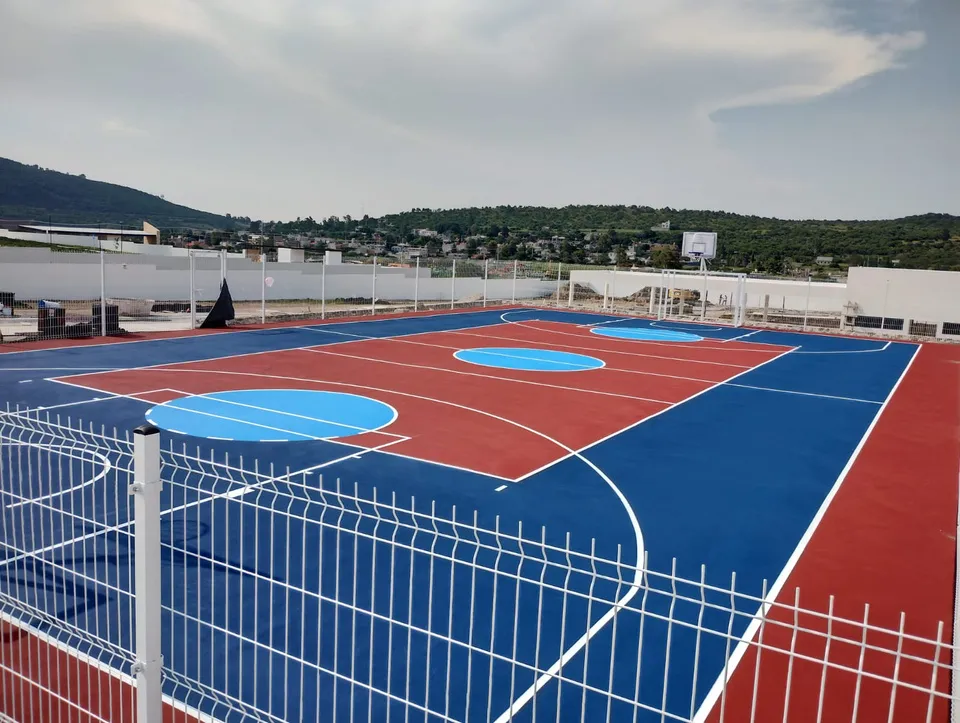 Cancha multiusos roja y azul