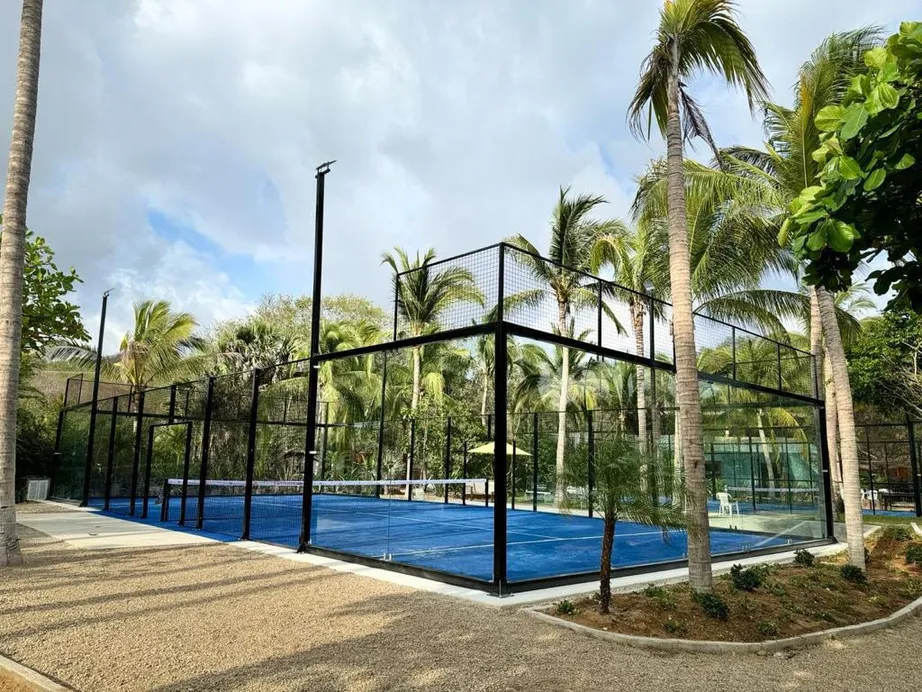 Cancha de pádel panorámica construida por BKluchnik entre palmeras