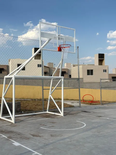 Cancha de multiusos con equipamiento