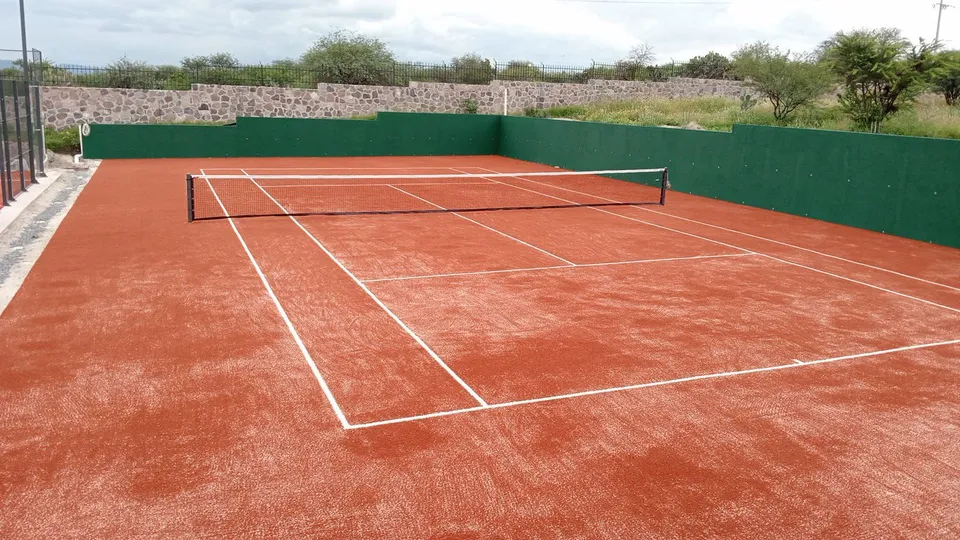 Cancha de tenis con pasto