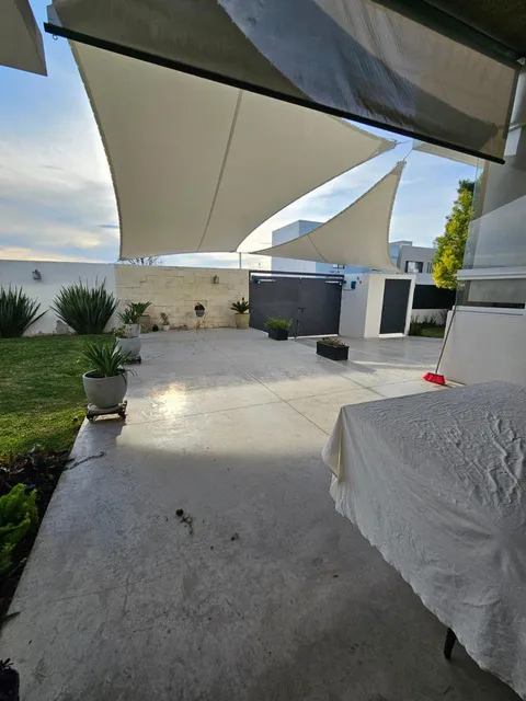 Velarias tensadas en una terraza